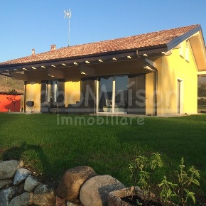 Foto Casa indipendente a Cocquio-Trevisago di 170 m² con 5 locali