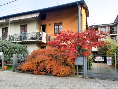 Foto Villa bifamiliare a Cisliano di 230 m² con 5 locali in vendita