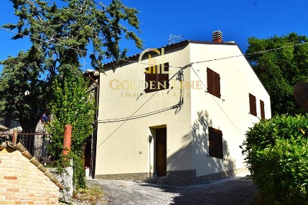 Foto Casa indipendente in Frazione Vetice 10, Montefortino di 95 m²