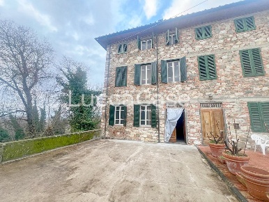 Foto Casa indipendente a Capannori Segromigno - San Colombano di 230 m²