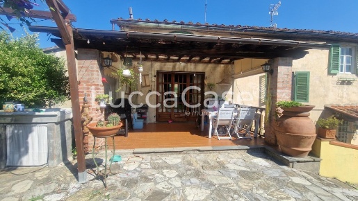 Foto Casale a Capannori Matraia - Valgiano di 400 m² con 18 locali