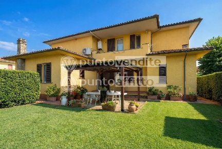 Foto Villa unifamiliare a Capannori Centro di 290 m² con 14 locali