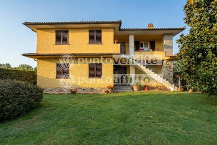 Foto Villa unifamiliare a Capannori Centro di 290 m² con 14 locali