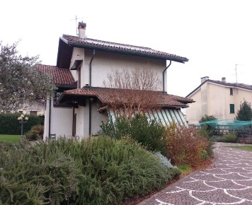 Foto Villa unifamiliare a Usmate Velate Velate di 328 m² con 5 locali