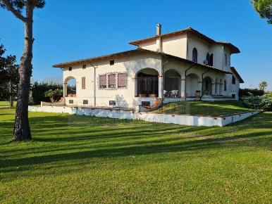 Foto Villa unifamiliare a Pietrasanta di 350 m² con 15 locali in vendita