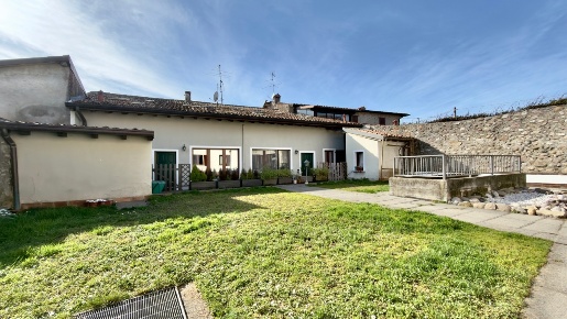 Foto Appartamento in Via Galliano, Passirano di 110 m² con 3 locali