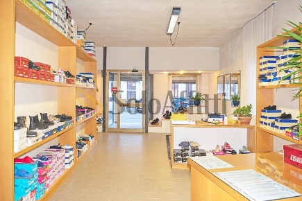 Foto Locale commerciale a Mariano Comense Centro di 114 m² con 2 locali