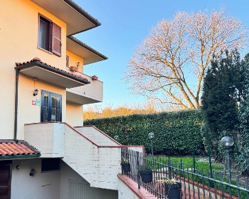 Foto Villa unifamiliare in Via delle Case, Vaiano di 180 m² con 5 locali
