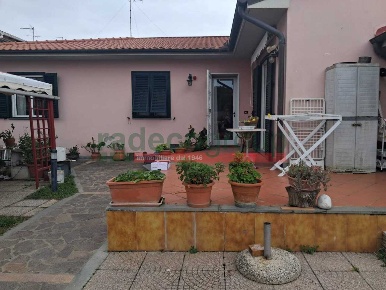 Foto Villa unifamiliare in Via Collinet 18, Livorno di 120 m² con 5 locali