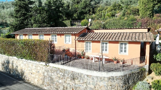 Foto Casale a Lucca di 100 m² con 3 locali in vendita