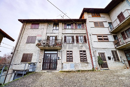 Foto Appartamento in Via Leggiuno 36, Laveno-Mombello Laveno di 110 m²