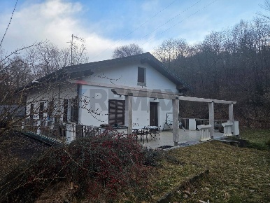 Foto Villa unifamiliare in Via Costantino 12, Marchirolo di 148 m²