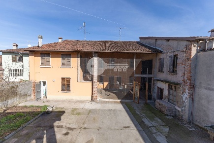Foto Casa indipendente in Via Gorizia 4, Ghedi di 330 m² con 10 locali