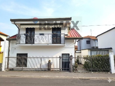 Foto Casa indipendente in via Gabriele D'Annunzio 23, Canegrate di 110 m²