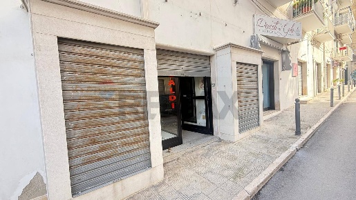 Foto Locale commerciale in Via Valeri 3, Vieste Centro di 81 m² in affitto