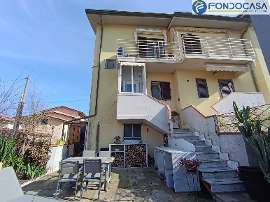 Foto Casa indipendente in viale colombo, Carrara Marina di Carrara di 75 m²