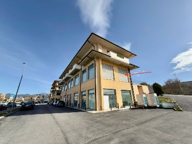 Foto Locale commerciale in VIA BRODOLINI, Fabriano di 155 m² con 10 locali