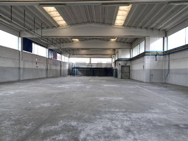 Foto Capannone industriale in via monte rosa, Oleggio Castello di 580 m²