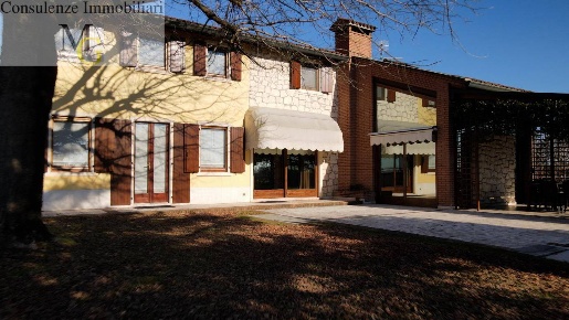 Foto Casa indipendente a Monteforte d'Alpone Sarmazza di 250 m² in vendita