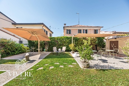 Foto Hotel a Dolo di 1001 m² con 20 locali in vendita