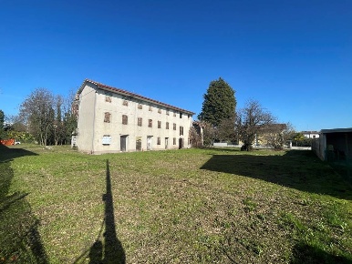 Foto Rustico a Cordenons Centro di 340 m² con 9 locali in vendita