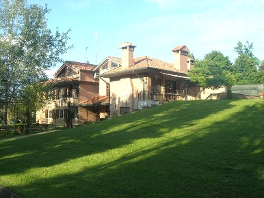 Foto Villa unifamiliare in Via Pomposa, Ferrara Cona di 375 m² con 9 locali