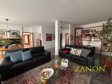 Foto Attico in Via Crispi, Gorizia Centro di 184 m² con 8 locali in vendita