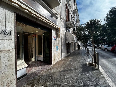 Foto Locale commerciale in Via Santa Maria di Merino 36, Vieste Centro