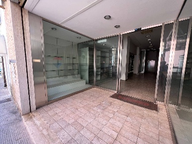 Foto Locale commerciale a Monopoli Centro di 338 m² con 3 locali in affitto