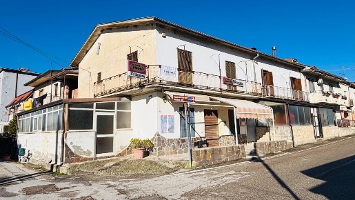 Foto Case semi ndipendenti in Via Iscalonga, Apice di 180 m² con 8 locali