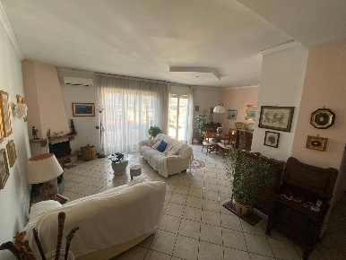 Foto Appartamento in Via Piave, Napoli di 140 m² con 4 locali in vendita