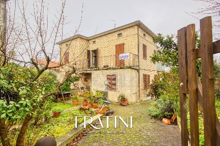 Foto Casa indipendente in Via Dei Pini 4, Ancarano di 280 m² con 11 locali