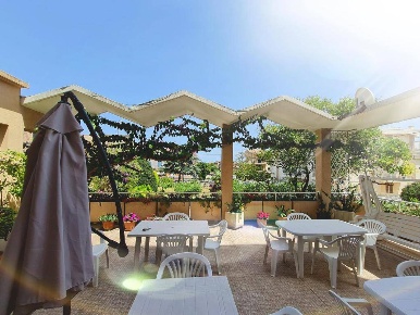 Foto Hotel in Via Dei Pini, Porto San Giorgio di 1600 m² con 30 locali