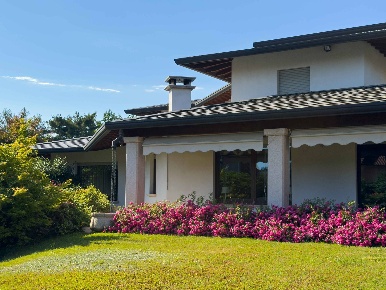 Foto Villa unifamiliare in VIA GAGGIOLO 29/A, Oleggio Centro di 554 m²