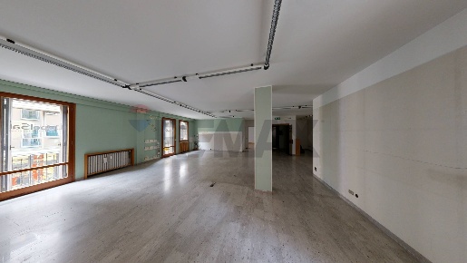 Foto Ufficio a Bassano del Grappa Centro di 240 m² con 6 locali in vendita