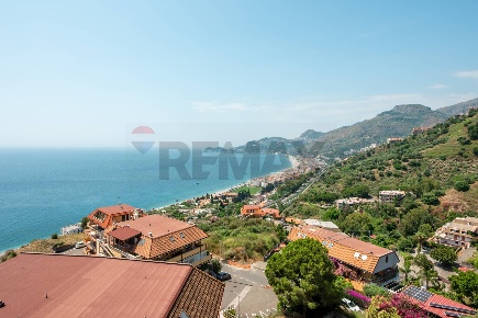 Foto Appartamento in Via Sillemi 49, Letojanni di 75 m² con 3 locali