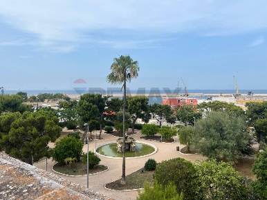 Foto Casa indipendente a Monopoli Centro di 226 m² con 7 locali in vendita