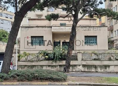 Foto Villa unifamiliare in Viale Armando diaz, Cagliari di 390 m²