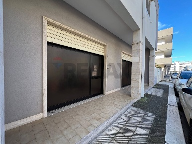 Foto Locale commerciale a Monopoli Centro di 130 m² con 5 locali in affitto