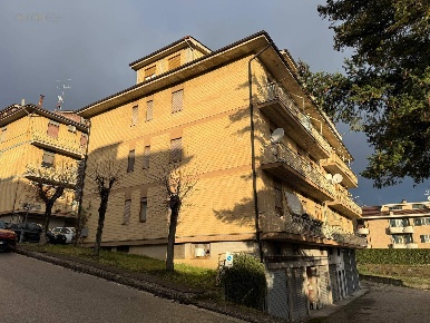Foto Appartamento in Via I Maggio 8, Comunanza Centro di 90 m² con 4 locali
