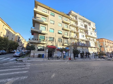 Foto Attività commerciale in Viale Trieste 92, Cosenza Centro di 50 m²