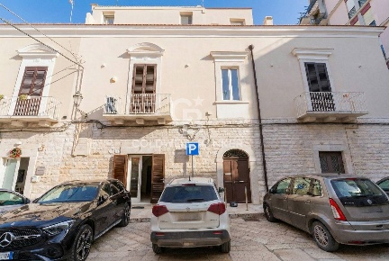 Foto Locale commerciale in Via Santa Maria 34, Trani di 240 m² con 3 locali