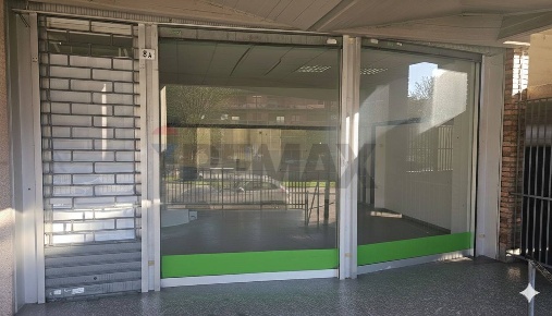 Foto Negozio in V.le Libertà 8A, Pavia Centro Storico di 120 m² in vendita
