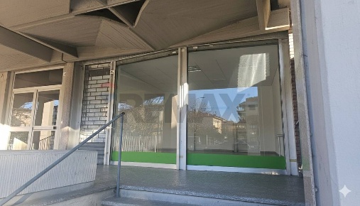 Foto Negozio in V.le Libertà 8A, Pavia Centro Storico di 120 m² in vendita