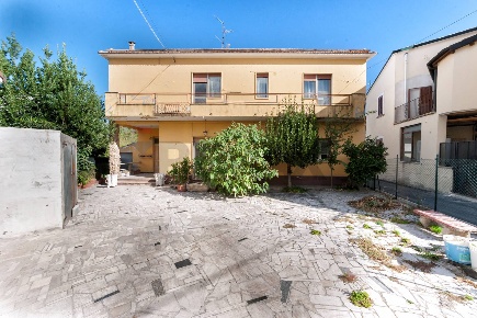 Foto Case semi ndipendenti in via Lavino 3, Scafa Centro di 261 m²