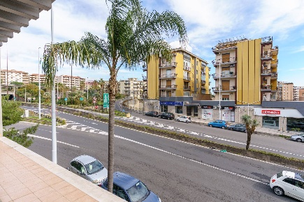 Foto Locale commerciale in Via Vincenzo Giuffrida 199, Catania di 900 m²