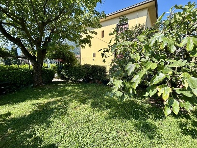 Foto Appartamento a Solto Collina Centro di 65 m² con 2 locali in vendita