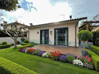 Foto Casa indipendente in via Viner, Forte dei Marmi Centro di 120 m²