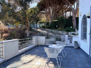 Foto Villa unifamiliare in VIA DEI PINI, Spotorno di 350 m² con 16 locali