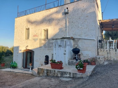 Foto Casa indipendente a Monopoli di 190 m² con 6 locali in vendita
